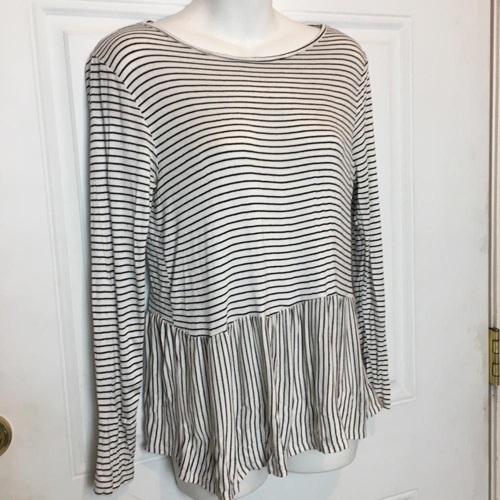 Black and white long sleeved striped shirt 🤍🖤